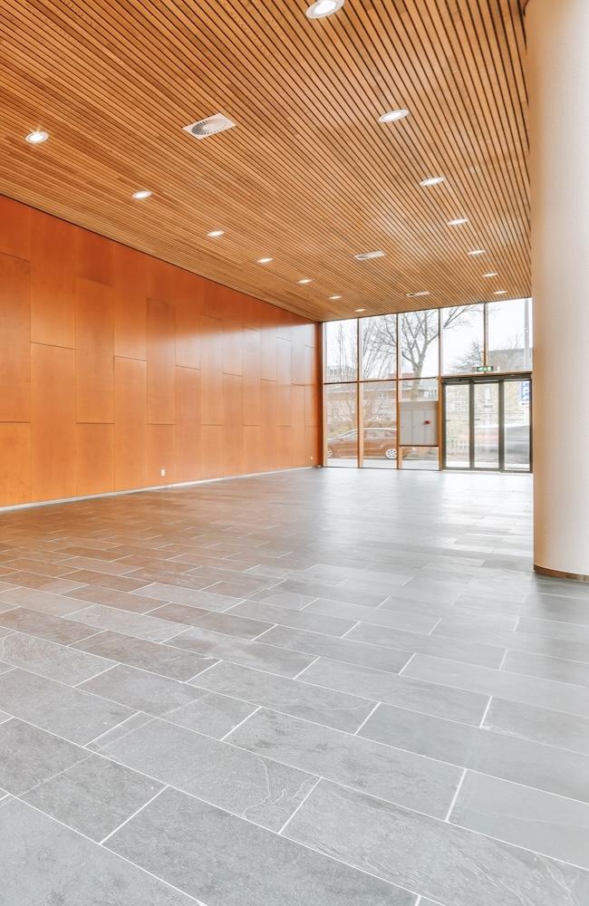 Spacious lobby of a residential building with tiles on the walls and floor and a glass exit to the outside SSUCv3H4sIAAAAAAAACpyRz27DIAzG75P2DhHnRsofkjR7lWoHAm6DSqEC0mmq+u4zECrOu+Gf7c/+zPPzo6rIwpzk5Kt6hghjqdTmvGVeGo24OezcghZgS/Kw/diUAIT0xkqmSrgwz1fNboBQb0oF/IpJ4jzzmwMXpu+IMw8X1EjwLZFWPKW4yomYxA5MEXIomNuWyDJK4v/qTI/v7IZdQPPfuHBhxIICloycUim5/niwt9Ia24Q0hauH4UyFgr5QulvJpb4Ubcav8ey5jZtNextWeG9OlDF3tqhw4jNqQuYrcw7LRebFII6fbG7FHG18NLCrEoE/EcK272ba0Gmg89BNdJ67vSD93ipRJ66ThTDmVylK6zJsQEbaNXCmQz3AxGt67qZ6oZOol7Ftx+Nxmsd2xsO//gAAAP//AwDzhP6lmAIAAA==